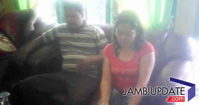 EP (35) warga Desa Rimbo Mulyo, Kecamatan Rimbo Bujang, yang mengaku sebagai anggota Sat Pol PP Tebo diamankan.