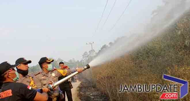 Kapolres Batanghari, AKBP Hery Widagdo bersama kasat Sabhara saat ikut memadamkan api.