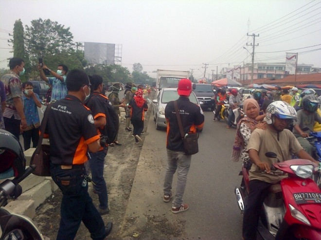 PWB dan Dinkes membagi-bagikan masker ke pengendara di Bungo