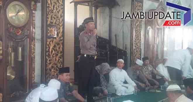 Kapolda Jambi, Brigjen Pol Lutfi Lubihanto saat mengikuti kegiatan rutin Jumat Keliling (Jumling) di Masjid Almuhajirin yang berlokasi di Kecamatan Jelutung.