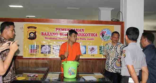 Sabu seberat 27 ons yang merupakan barang bukti dimusnahkan.