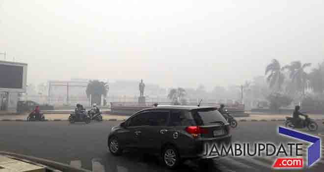 Tampak kabut asap di depan kantor Gubernur Telanaipura, Kota Jambi (4/9).