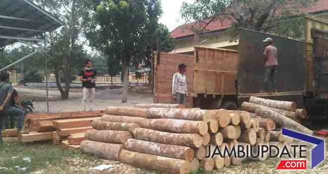 Mapolres Sarolangun, Kamis (3/9) mengamankan dua unit truk yang membawa kayu illegal yang diamankan di lahan PT Samhutani.