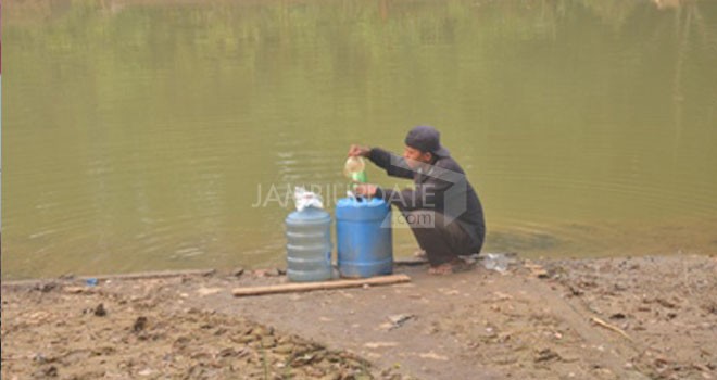 Warga di Kenali Asam Atas dan Desa Pondok Meja, Kabupaten Muarojambi terpaksa mengambil air kotor untuk keperluan mencuci dan mandi.