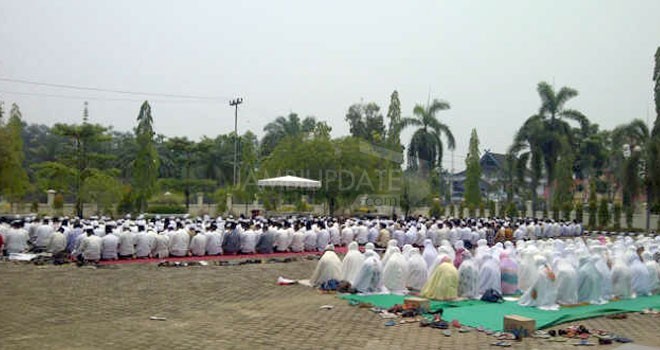 Ratusan warga Batanghari melaksanakan salat Istisqo, Rabu (9/9) memadati lapangan Kantor Bupati Batanghari.
