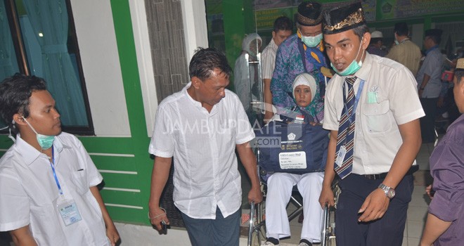 Sebanyak446 Jamaah Calon Haji (JCH) kloter 18 terpaksa dievakuasi ke Bandara Udara Sultan Mahmud Badaruddin II Palembang dengan menggunakan 12 unit bus, Kamis (10/9) malam.