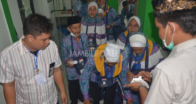 Sebanyak 446 Jamaah Calon Haji (JCH) kloter 18 terpaksa dievakuasi ke Bandara Udara Sultan Mahmud Badaruddin II Palembang dengan menggunakan 12 unit bus, Kamis (10/9) malam.