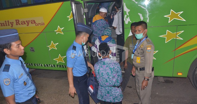 Sebanyak446 Jamaah Calon Haji (JCH) kloter 18 terpaksa dievakuasi ke Bandara Udara Sultan Mahmud Badaruddin II Palembang dengan menggunakan 12 unit bus, Kamis (10/9) malam.