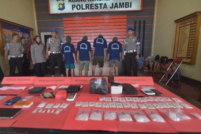 Tersangka dan barang bukti saat diamankan di Mapolresta Jambi