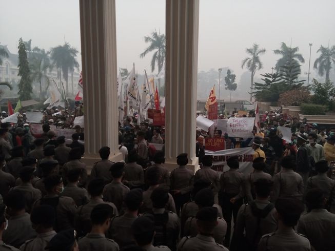 Aksi demo ratusan massa di DPRD Provinsi Jambi Senin (14/9)