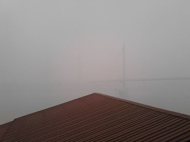 Jembatan Pdestrian Gentala Arasy tak kelihatan akibat tertutup kabut asap