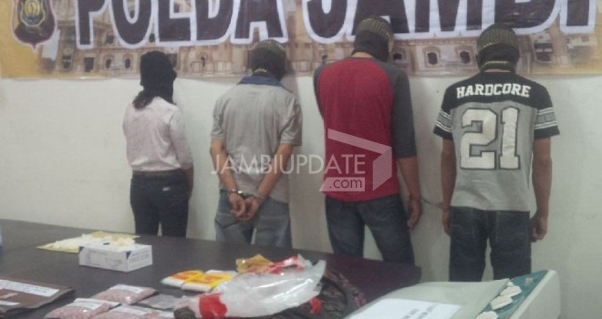 Empat tersangka dan barang bukti yang diamankan di Mapolda Jambi