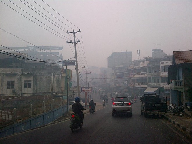 Suasana Kota Jambi Jumat pagi (18/9) masih diselimuti kabut asap