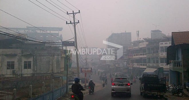Suasana Kota Jambi Jumat pagi (18/9) masih diselimuti kabut asap.
