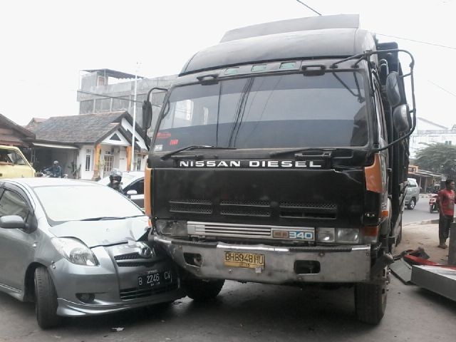 Mobil Toyota Yaris bertabrakan dengan mobil fuso di Tehok, Jambi Senin siang tadi (21/9)