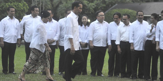Kemeja putih yang biasa dipakai Presiden RI, Joko Widodo dan para menterinya