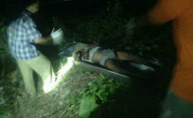 Mayat laki-laki tanpa identitas itu ditemukan oleh M Benyamin (46) di Jalan Pangeran Hidayat depan Klenteng Siu Leng Tong Kelurahan Pall V.