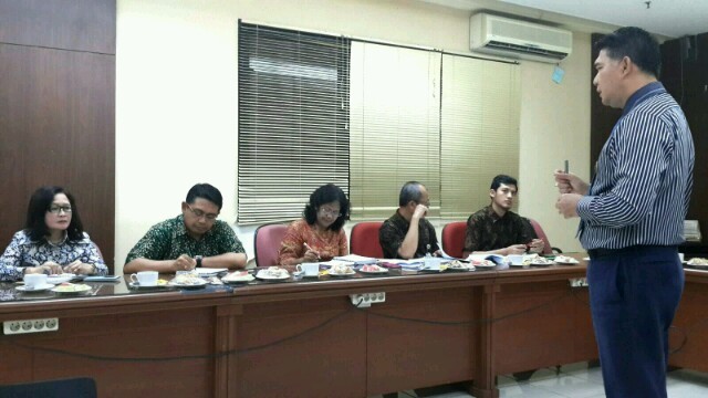 Walikota sedang presentasi dihadapan tim penilai dari Kemenkes RI.