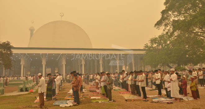 Tampak ribuan warga Jambi melaksanakan Salat Idul Adha di tengah kabut asap yang masih pekat.