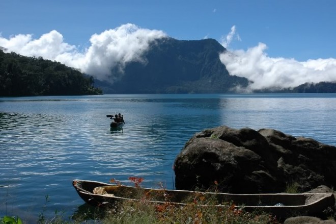 Danau Gunung Tujuh yang berada di Kabupatan Kerinci. Danau ini terletak di atas puncak gunung 