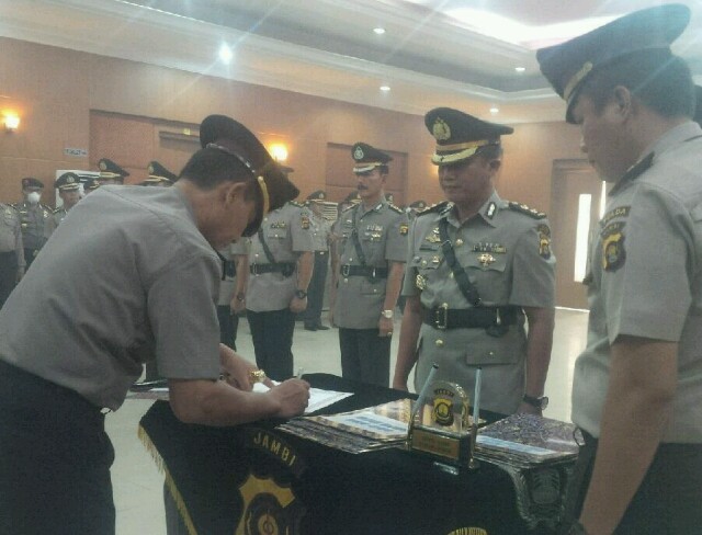 AKBP Kuswahyudi Tresnadi menandatangi pakta integritas dan sumpah jabatan.