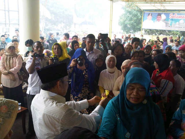 Zoerman Manap membagi-bagikan daging kurban di kantor DPD I Golkar bersama Zumi Zola