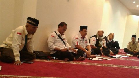 Petugas kloter mengadakan rapat untuk mengevaluasi dan membahas masalah jamaah.