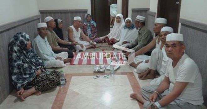 Pihak Kloter mengadakan rapat membahas pelaksanaan umroh sunnah dengan jamaah haji.