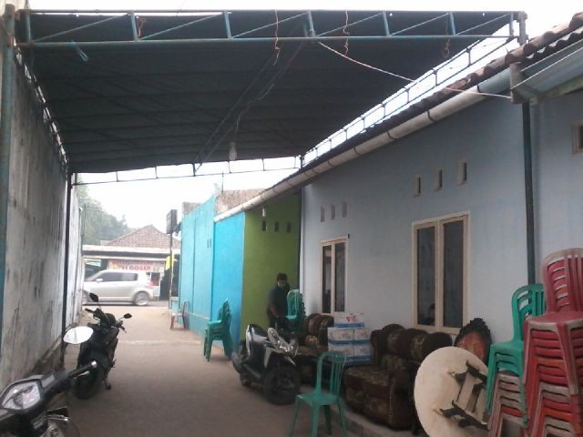 Tenda yang masih terpasang di rumah duka