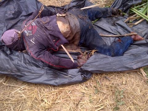 Mayat tanpa identitas ditemukan warga dalam kondisi mengenaskan di Desa Sungai Bengkal Barat Sabtu (03/10).