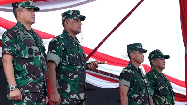 Panglima TNI Jenderal TNI Gatot Nurmantyo (kedua kiri) didampingi Kepala Staf Staf Angkatan Darat (KSAD) Jenderal TNI Mulyono (kedua kanan), Kepala Staf Angkatan Laut (KSAL) Laksamana TNI Ade Supandi (kiri) dan Kepala Staf Angkatan Udara (KSAU) Marsekal TNI Agus Supriatna (kanan)