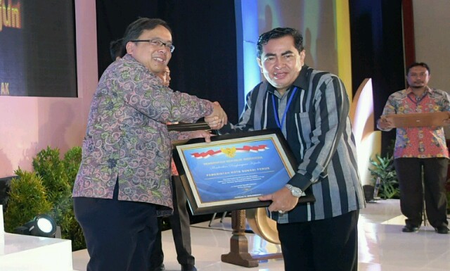 Walikota H Asafri Jaya Bakri (AJB) menerima piagam penghargaan dari Menteri Keuangan RI, Bambang P.S Brodjonegoro.