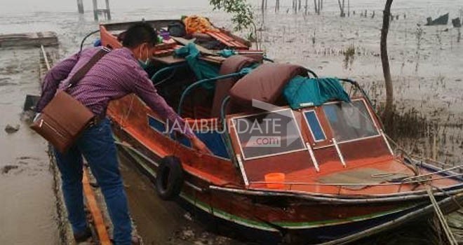 Speed boat yang menabrak tiang jembatan roro di Tanjab Barat.
