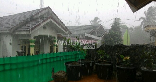 Tampak hujan mengguyur di kelurahan Pematang Sulur, Telanaipura.