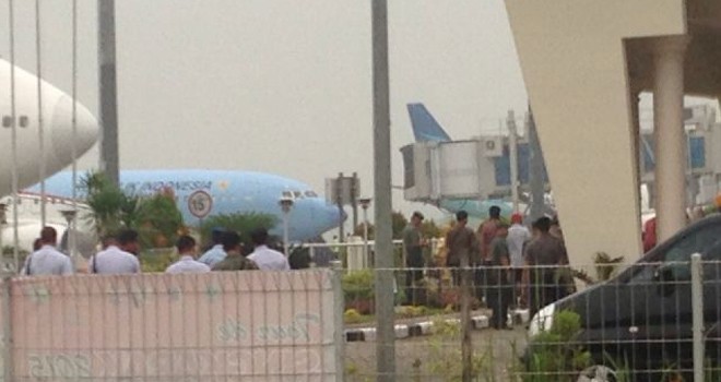 Pesawat kepresidenan mendarat di Padang.