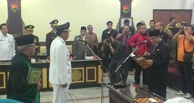 Ambo Tang dilantik oleh Pj Gubernur Jambi Irman di ruang pola kantor Gubernur Jambi.