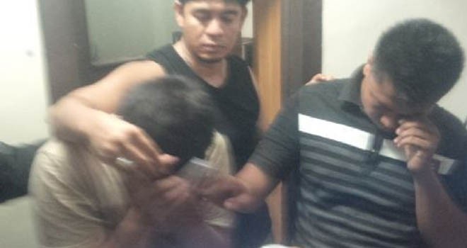 Pjs Kades saat ditangkap (Memakai baju kaos berkerah bergaris putih)