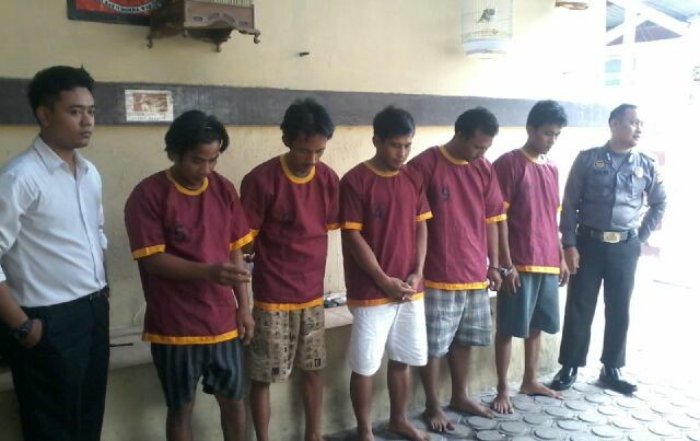 Anggota Polsek Jelutung, mengamankan lima pria pengguna ekstasi.