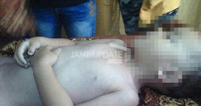 Balita berusia sekira tiga tahun ini tewas setelah dibenamkan ibu kandungnya di bak mandi.