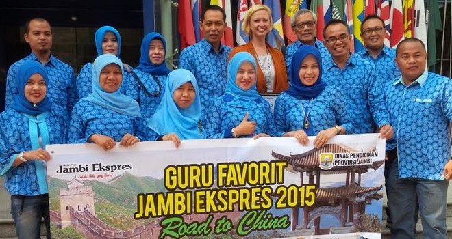 Rombongan guru Favorit Jambi Ekspres foto bersama.