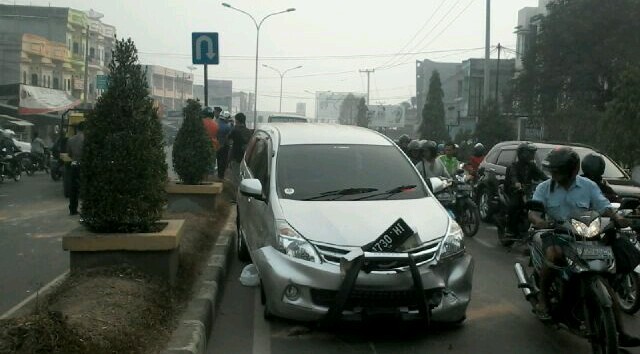 Mobil Avanza BH 1730 HI yang dikendarai wanita muda, menabrak tiang lampu jalan dan trotoar di Jalan Patimura KM 9, Kenali Besar, Kotabaru, Kota Jambi. 