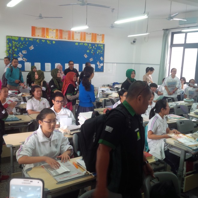 Rombongan guru favorit JE saat melihat langsung proses belajar mengajar di Hangzhou Xuejen High School di Kota Hangzhou Jumat (16/10)