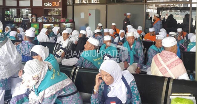 445 jamaah haji Kloter 17 asal Kota Jambi, Sungai Penuh dan Tanjabtim dari Madinah dijadwalkan tiba di Kota Jambi, Selasa (20/10) dini hari.