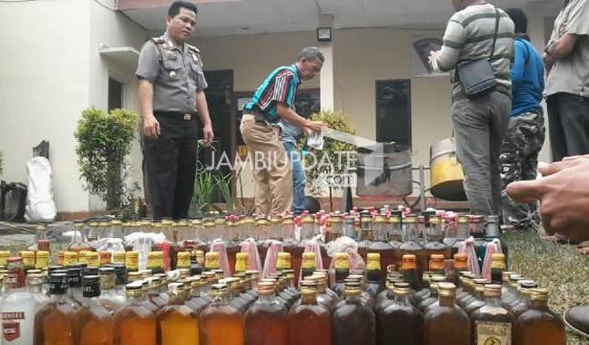 Ribuan botol Miras yang dimusnahkan.