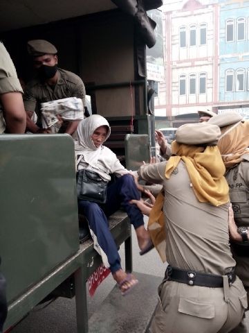 Seorang gepeng yang memberontak saat ingin dibawa petugas Pol PP Kota Jambi, Rabu (21/10)