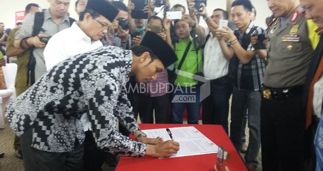 Cawagub Edi Purwanto saat menandatangani MoUâ€Ž.