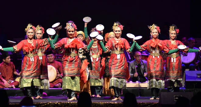 Para penari menarikan Tari Piring Tujuh pada Malam Refleksi Seni Melayu Jambi.