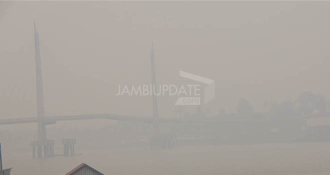 Jembatan Gentala Arasy diselimuti kabut asap tebal.