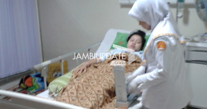 Puji Tri Wahyuni (19) mahasiswi semester tiga STIKES Kota Jambi terpaksa harus mendapatkan perawatan intensif di rumah sakit Raden Mataher.