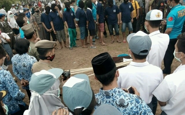 Ratusan siswa yang mengikuti upacara sumpah pemuda, juga turut menyaksikan pemusnahan Narkoba.